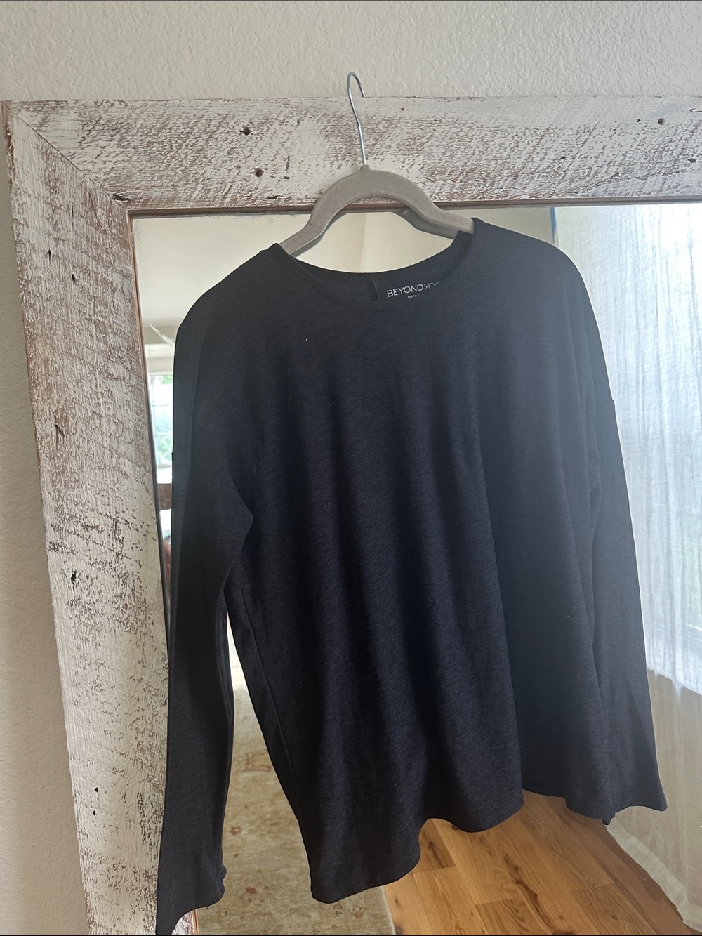 Beyond Yoga Women’s  Black Long Sleeve  Shirt tie in back